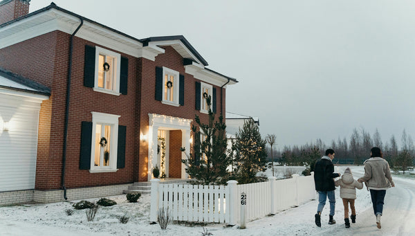 Oświetlenie świąteczne na balkon – jak udekorować przestrzeń za pomocą girland świetlnych i lamp ogrodowych?